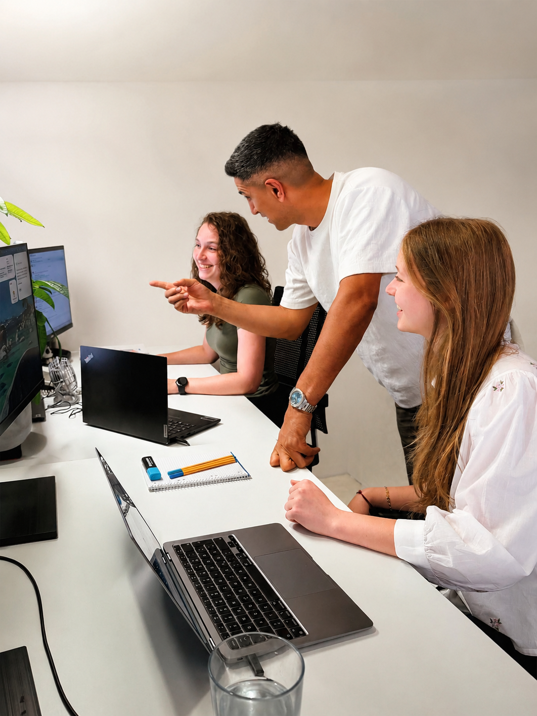Das HiTALENT-Team bei der Kampagnenarbeit im Büro